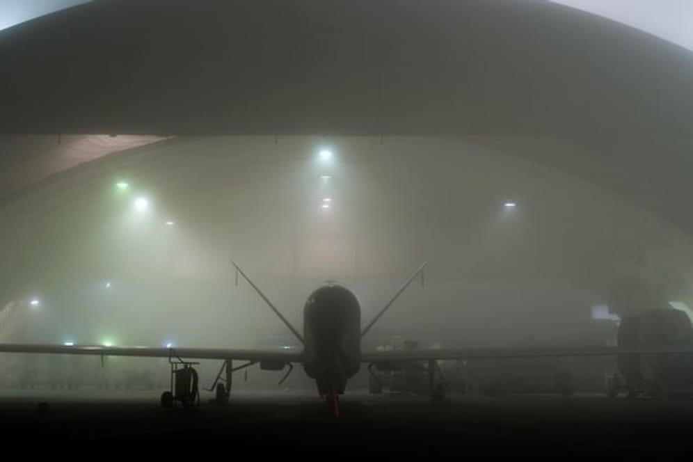 Eine Drohne vom Typ "RQ-4A Global Hawk" bei starkem Nebel im Hangar.