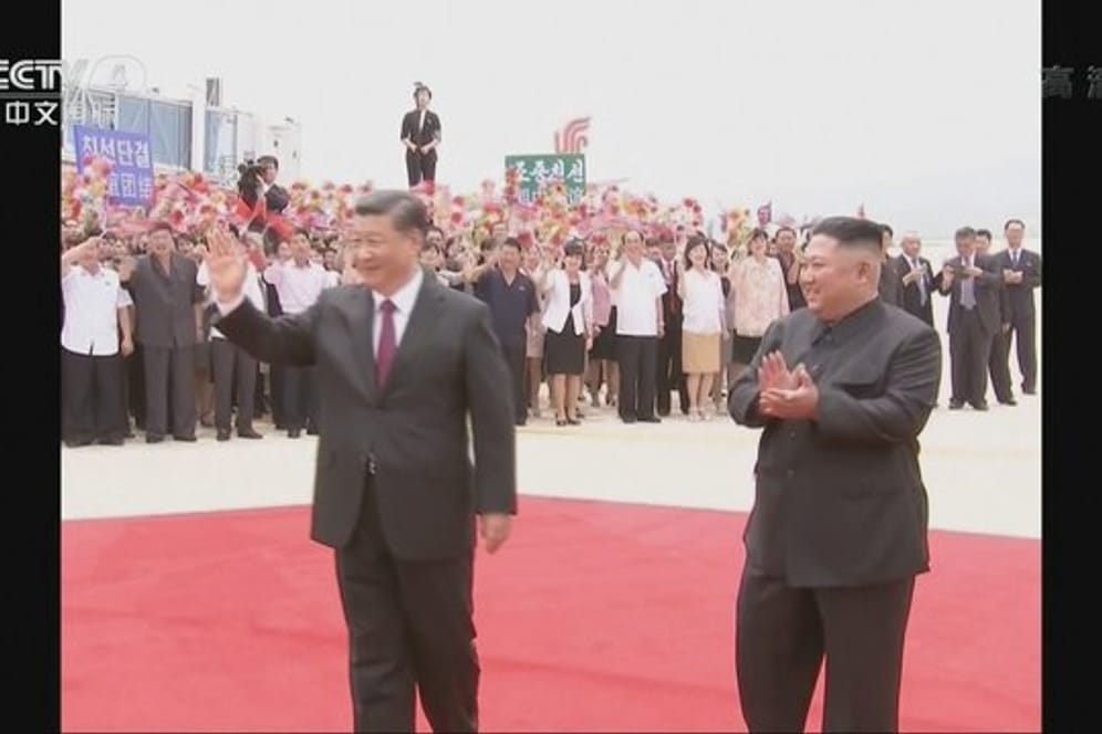 Sein erster Besuch in Nordkorea: Der chinesische Präsident Xi Jinping (l.