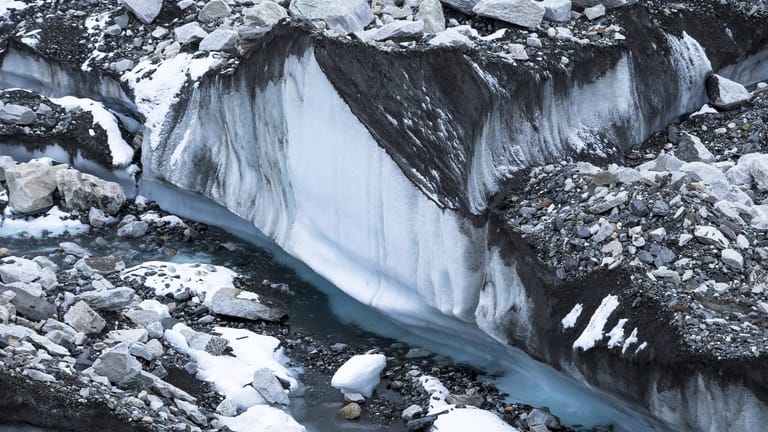 Eisblöcke am Khumbu-Gletscher am Mount Everest: Die Gletscher im Himalaya-Gebirge schmelzen nach einer Studie in diesem Jahrhundert doppelt so schnell wie im letzten Viertel des vergangenen Jahrhunderts.