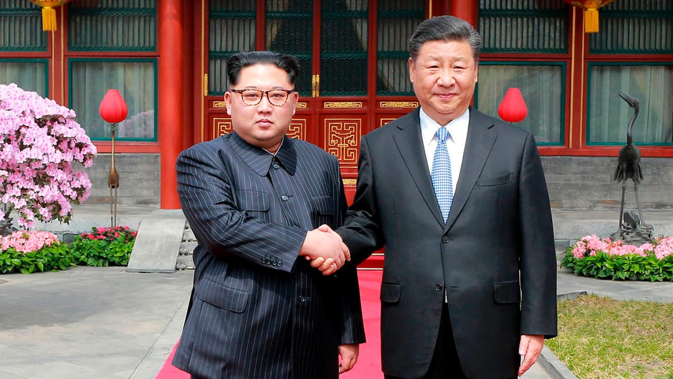 Kim Jong Un mit Xi Jinping bei seinem Staatsbesuch 2018 in Beijing: China ist der engste Verbündete Pjöngjangs und ein wichtiger Akteur bei den Bemühungen um eine Lösung des Atomstreits.