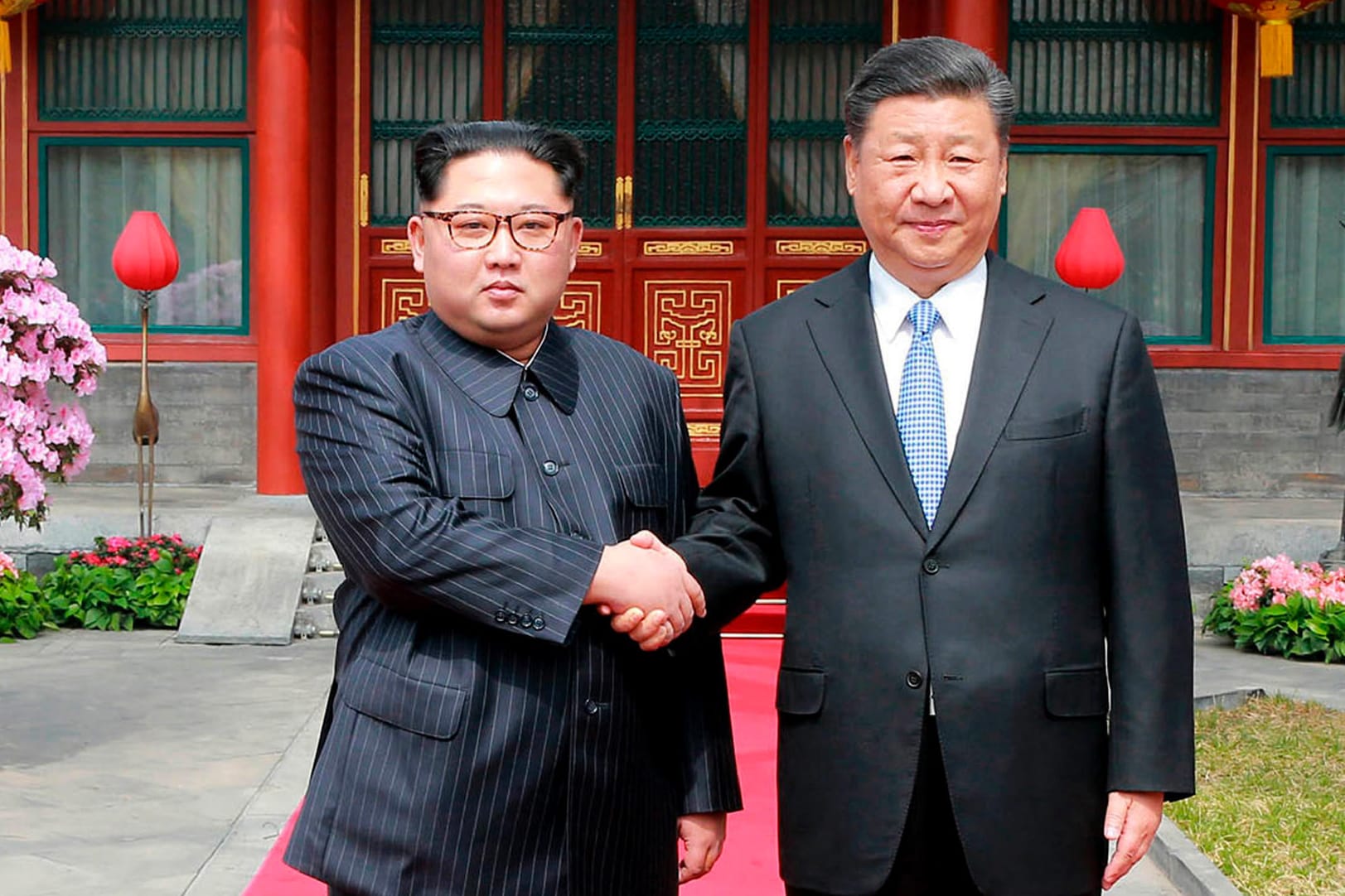 Kim Jong Un mit Xi Jinping bei seinem Staatsbesuch 2018 in Beijing: China ist der engste Verbündete Pjöngjangs und ein wichtiger Akteur bei den Bemühungen um eine Lösung des Atomstreits.