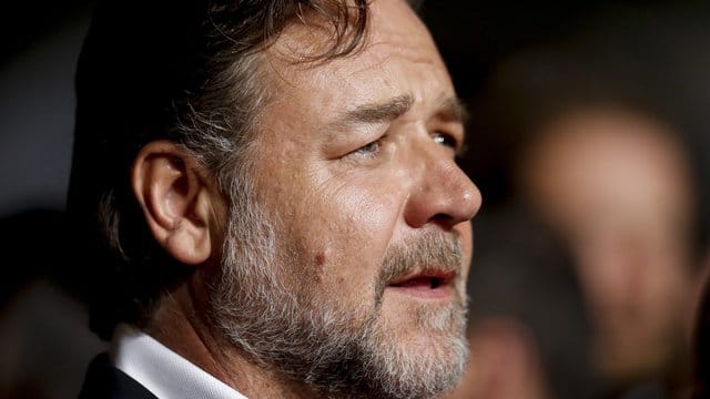 In angetrunkenem Zustand hat Russell Crowe von Leonardo DiCaprio einen Dino-Kopf gekauft. In angetrunkenem Zustand hat Russell Crowe von Leonardo DiCaprio einen Dino-Kopf gekauft.