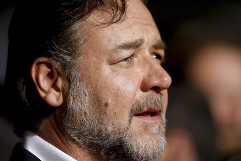 In angetrunkenem Zustand hat Russell Crowe von Leonardo DiCaprio einen Dino-Kopf gekauft.