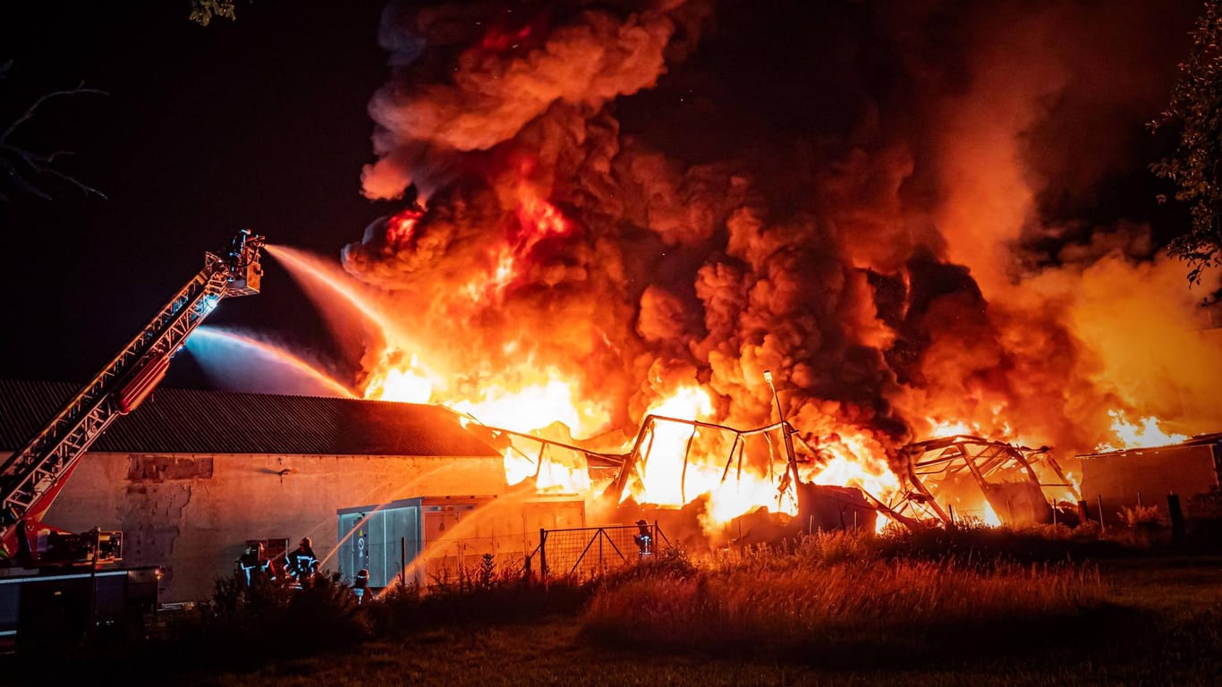 Ostalbkreis: In Durlangen brennt eine riesige Lagerhalle.