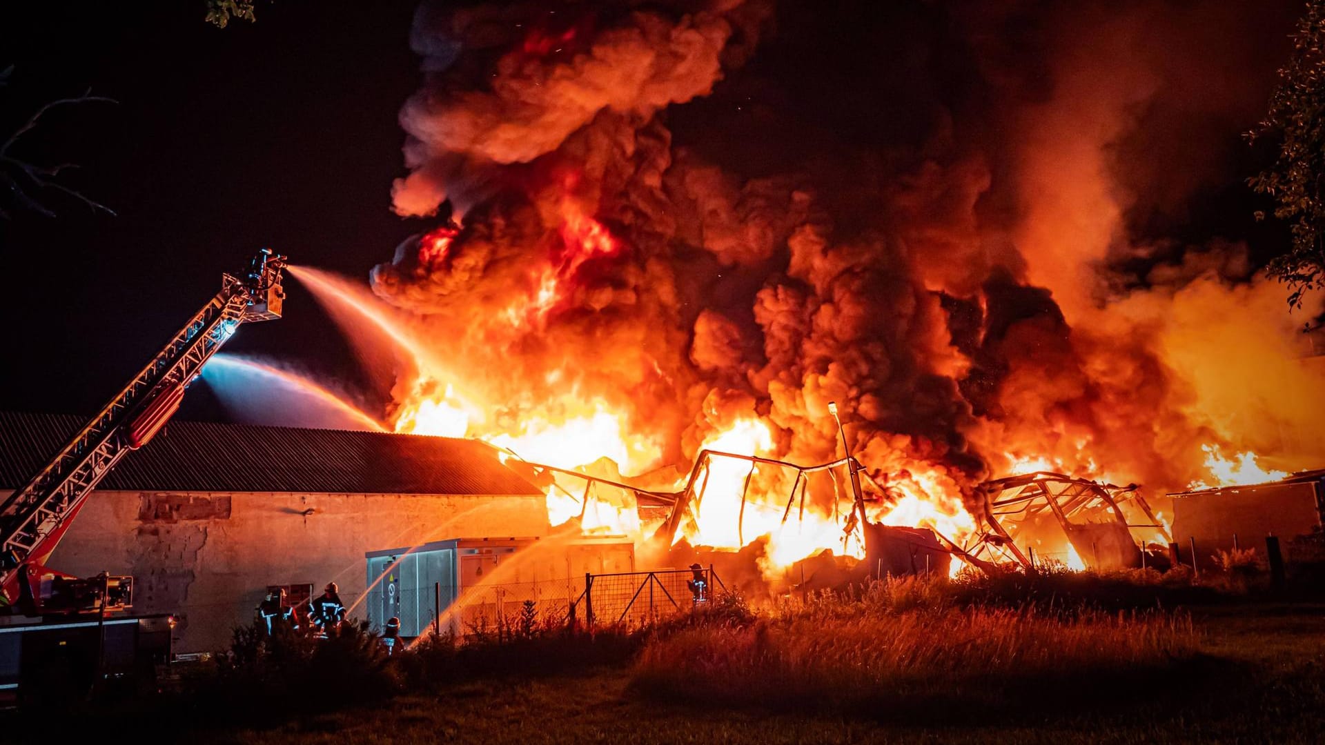 Ostalbkreis: In Durlangen brennt eine riesige Lagerhalle.