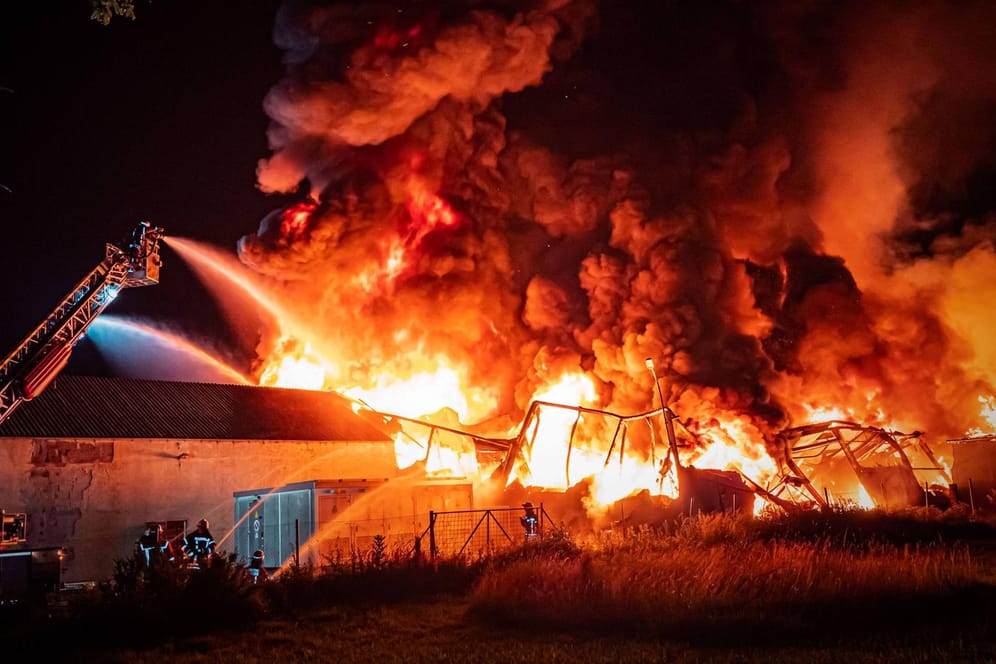 Ostalbkreis: In Durlangen brennt eine riesige Lagerhalle.