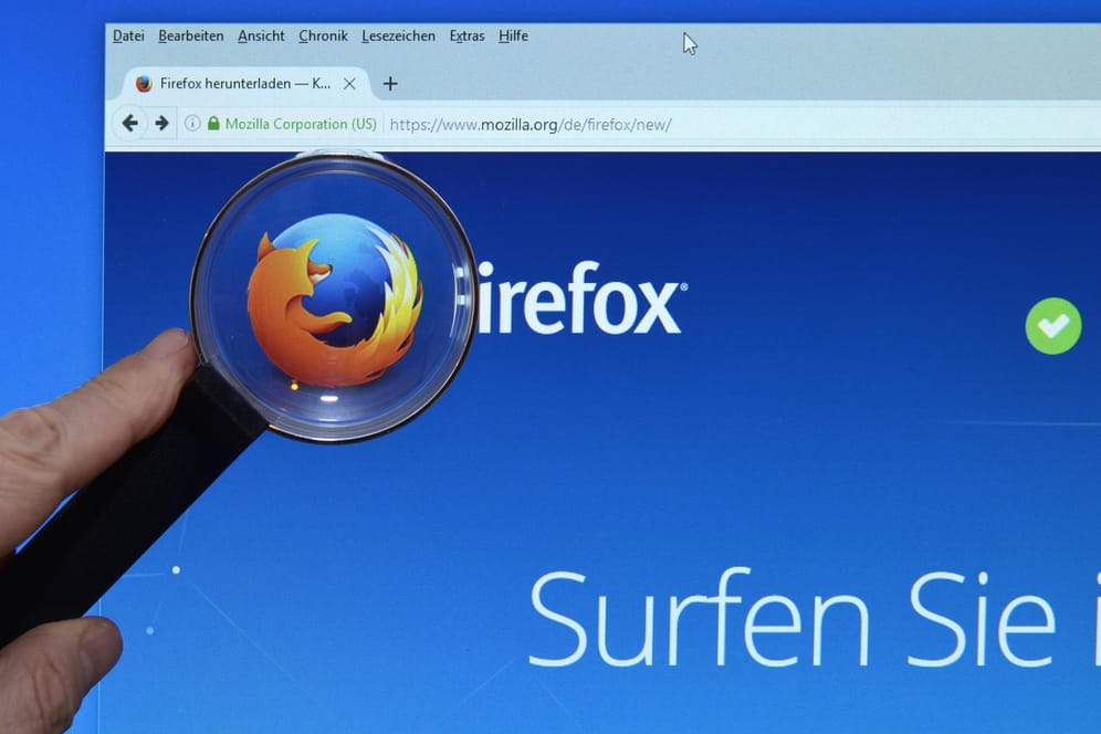 Jemand betrachtet die Webseite von Mozilla Firefox: Nutzer des Firefox-Browsers sollten schleunigst die neue Version einspielen.