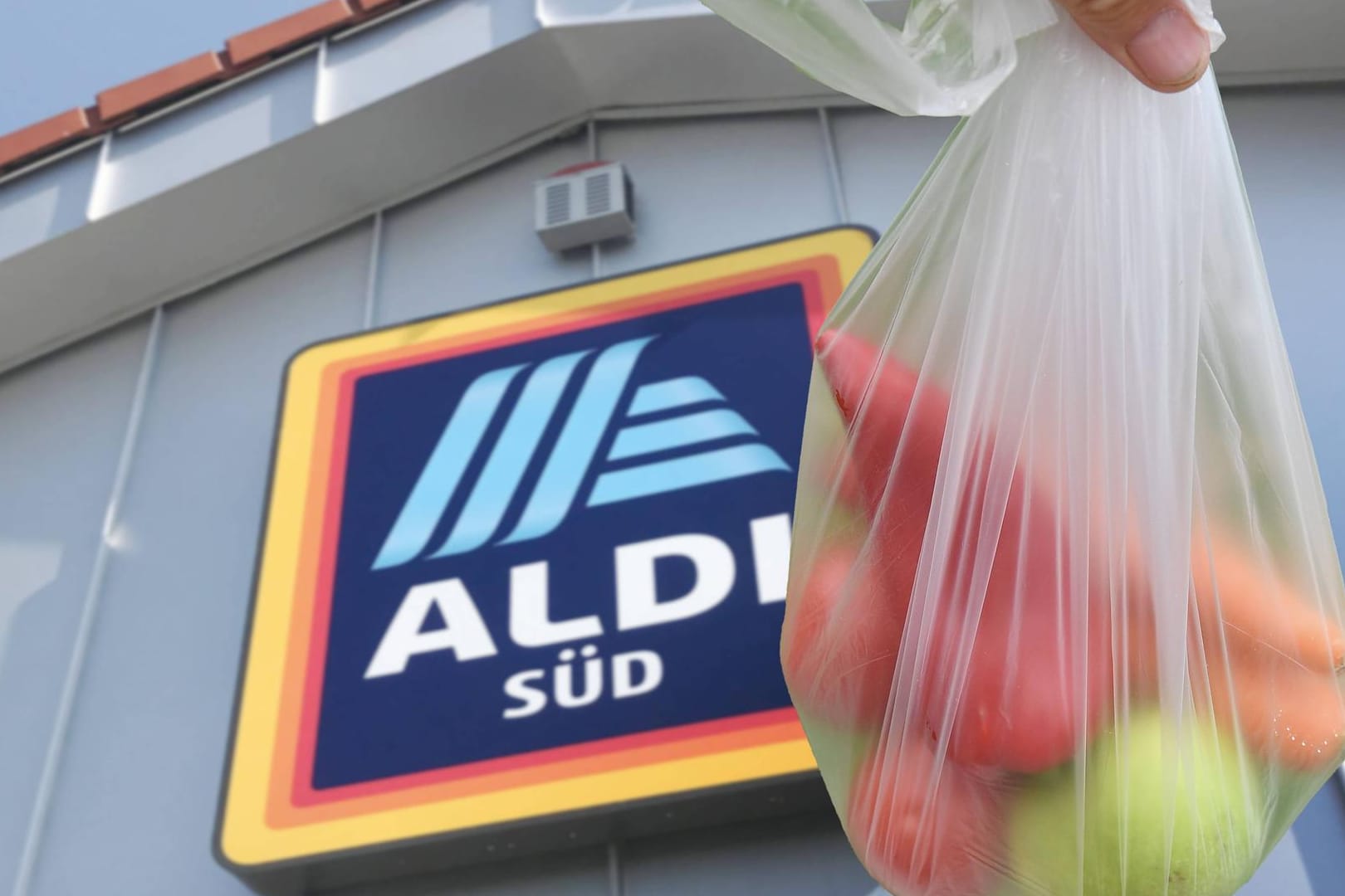 Eine Tüte mit Obst und Gemüse vor einer Aldi-Filiale: Der Discouter bietet einen pauschalen Rabatt auf rund 100 Lebensmittel.