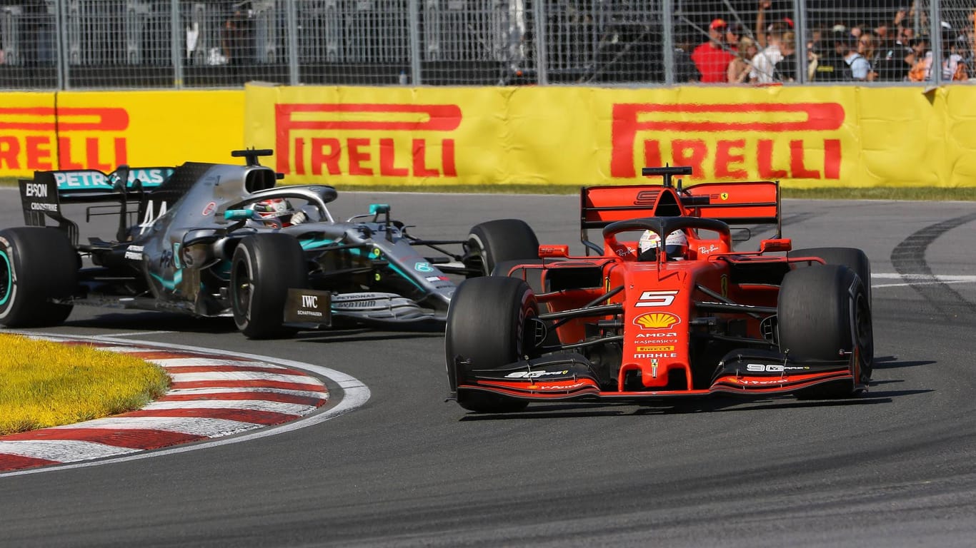 Sebastian Vettel (rot) und Lewis Hamilton lieferten sich in Montreal ein packendes Duell.