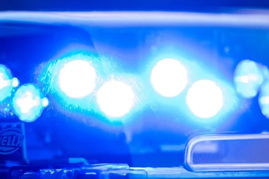 Polizeiwagen mit Blaulicht: Auch die Tochter des Angreifers in Meckenheim wurde verletzt. (Symbolfoto)