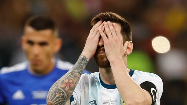 Deprimiert: Lionel Messi steht mit Argentinien vor dem Aus.