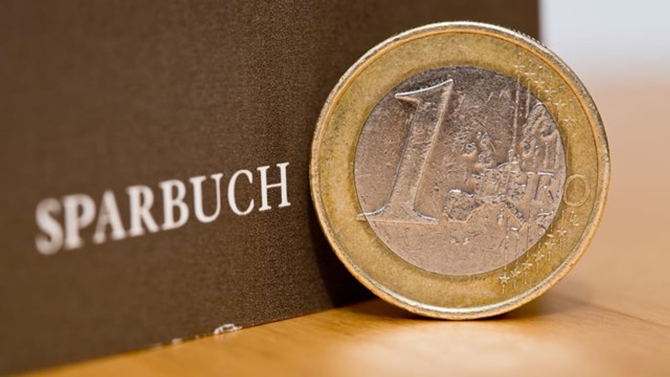 Sparen nimmt für deutsche Verbraucher einer Umfrage zufolge wieder einen höheren Stellenwert ein.