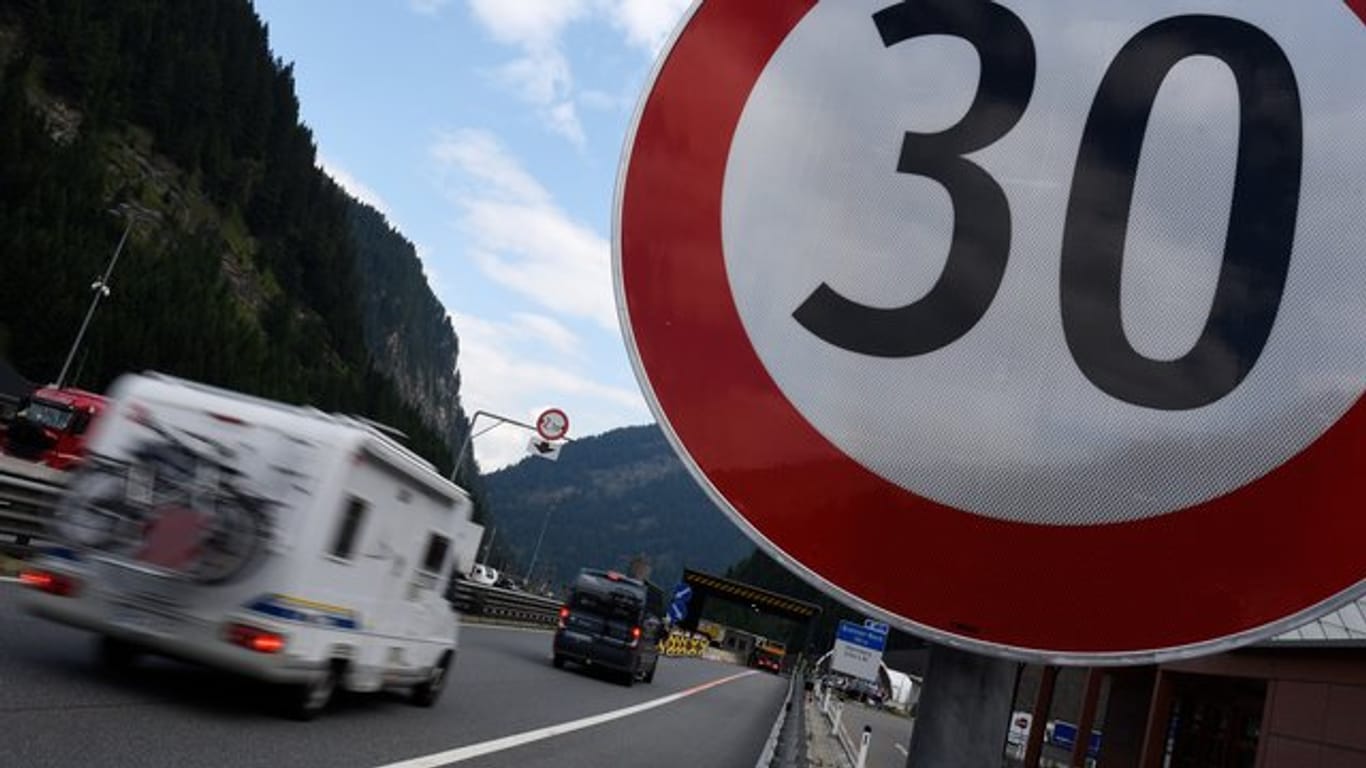 Neu: In Tirol gilt ab sofort ein Fahrverbot auf Landstraßen, die zur Umfahrung der Staus oder zur Vermeidung der Maut auf den österreichischen Autobahnen genutzt werden.