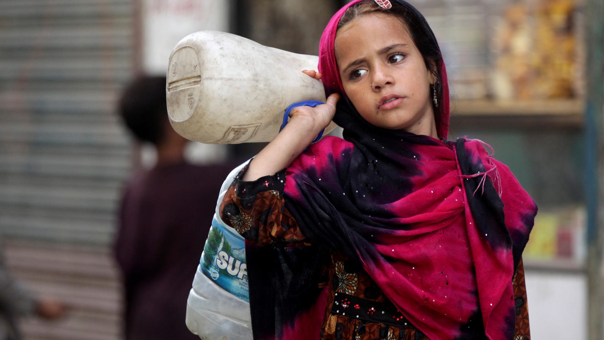 Mädchen im pakistanischen in Lahore: Die Justiz des Landes will 116 Gerichte zu gender-basierter Gewalt und Kindergerichte in jedem Bezirk einrichten. Mädchen im pakistanischen in Lahore: Die Justiz des Landes will 116 Gerichte zu gender-basierter Gewalt und Kindergerichte in jedem Bezirk einrichten.