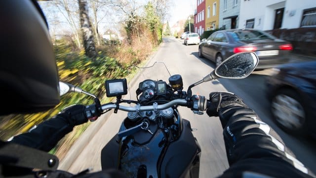 Wer einen Auto-Führerschein hat, soll künftig leichte Motorräder - 125er genannt - auch ohne zusätzlichen Motorradführerschein fahren dürfen. Wer einen Auto-Führerschein hat, soll künftig leichte Motorräder - 125er genannt - auch ohne zusätzlichen Motorradführerschein fahren dürfen.