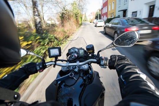 Wer einen Auto-Führerschein hat, soll künftig leichte Motorräder - 125er genannt - auch ohne zusätzlichen Motorradführerschein fahren dürfen.