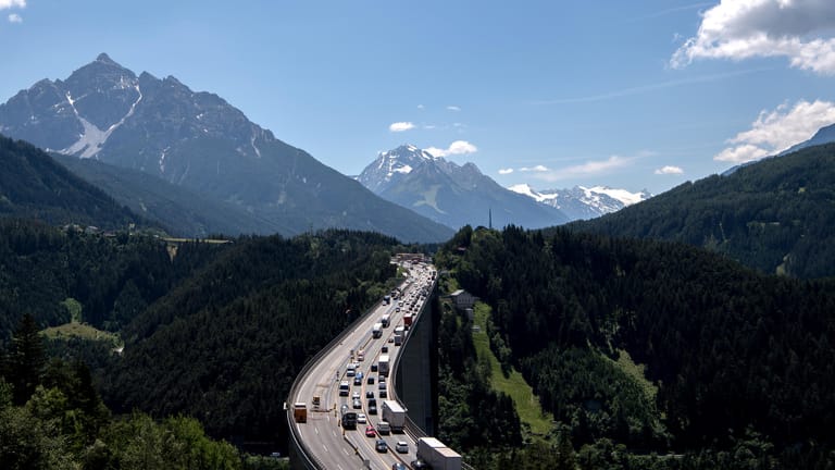 Autos und Lkw am Brenner: Auch die Autobahnabfahrten im Großraum Innsbruck sollen für den Durchgangsverkehr gesperrt werden.