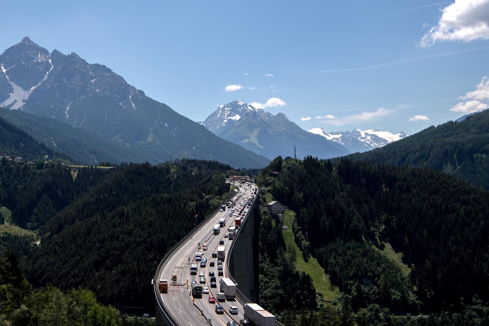 Autos und Lkw am Brenner: Auch die Autobahnabfahrten im Großraum Innsbruck sollen für den Durchgangsverkehr gesperrt werden.
