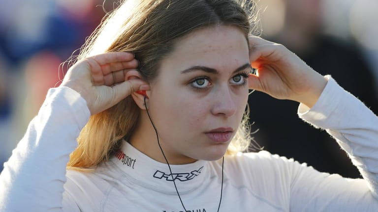 Volle Konzentration: Sophia Flörsch vor einem Rennen im Oktober 2018.