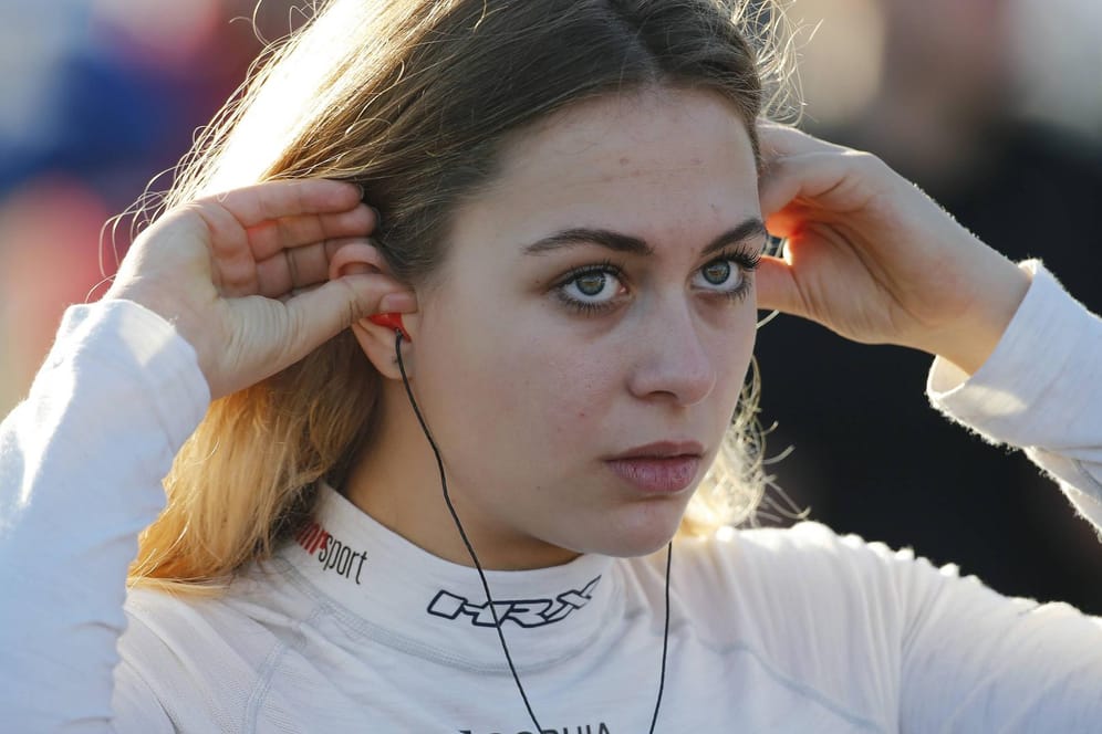 Volle Konzentration: Sophia Flörsch vor einem Rennen im Oktober 2018.