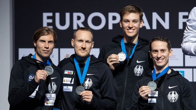 Die deutschen Florettfechter zeigen ihre Medaillen: Peter Joppich (l-r), Benjamin Kleibrink, Luis Klein und Andre Sanitos. Die deutschen Florettfechter zeigen ihre Medaillen: Peter Joppich (l-r), Benjamin Kleibrink, Luis Klein und Andre Sanitos.