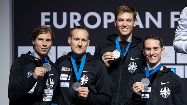 Die deutschen Florettfechter zeigen ihre Medaillen: Peter Joppich (l-r), Benjamin Kleibrink, Luis Klein und Andre Sanitos.