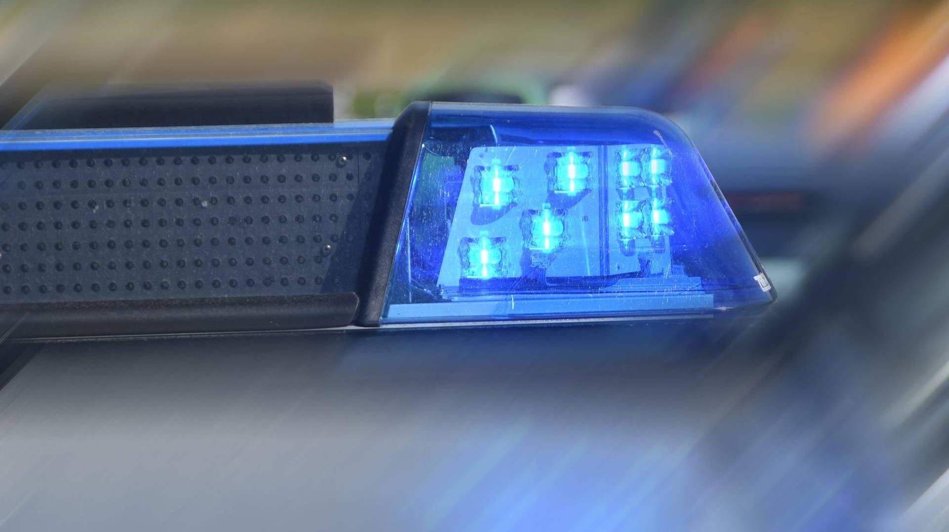 Blaulicht an einem Polizeiwagen: Bei der Kontrolle des Wagens entdeckte die Polizei verdächtige Spuren – es könnte sich um Drogen handeln. (Symbolbild)