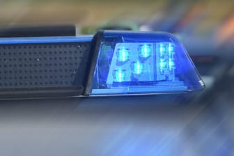 Blaulicht an einem Polizeiwagen: Bei der Kontrolle des Wagens entdeckte die Polizei verdächtige Spuren – es könnte sich um Drogen handeln. (Symbolbild)