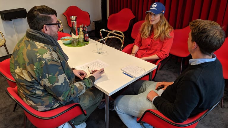 Lebendiges Gespräch: Sophia Flörsch (M.) beim Interview mit t-online.de-Sportchef Robert Hiersemann (r.) und Redakteur David Digili.