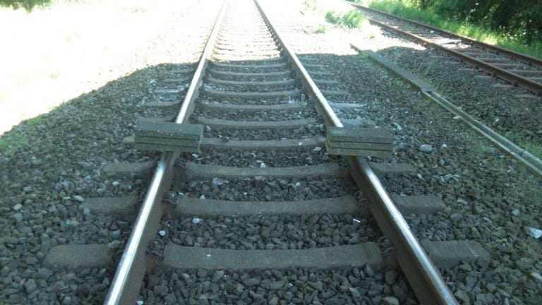 Bild vom Tatort: Nachdem der Zug die ersten Betonplatten überfahren hatte und zum Halten gekommen war, legten die Täter weitere Platten auf die Gleise.