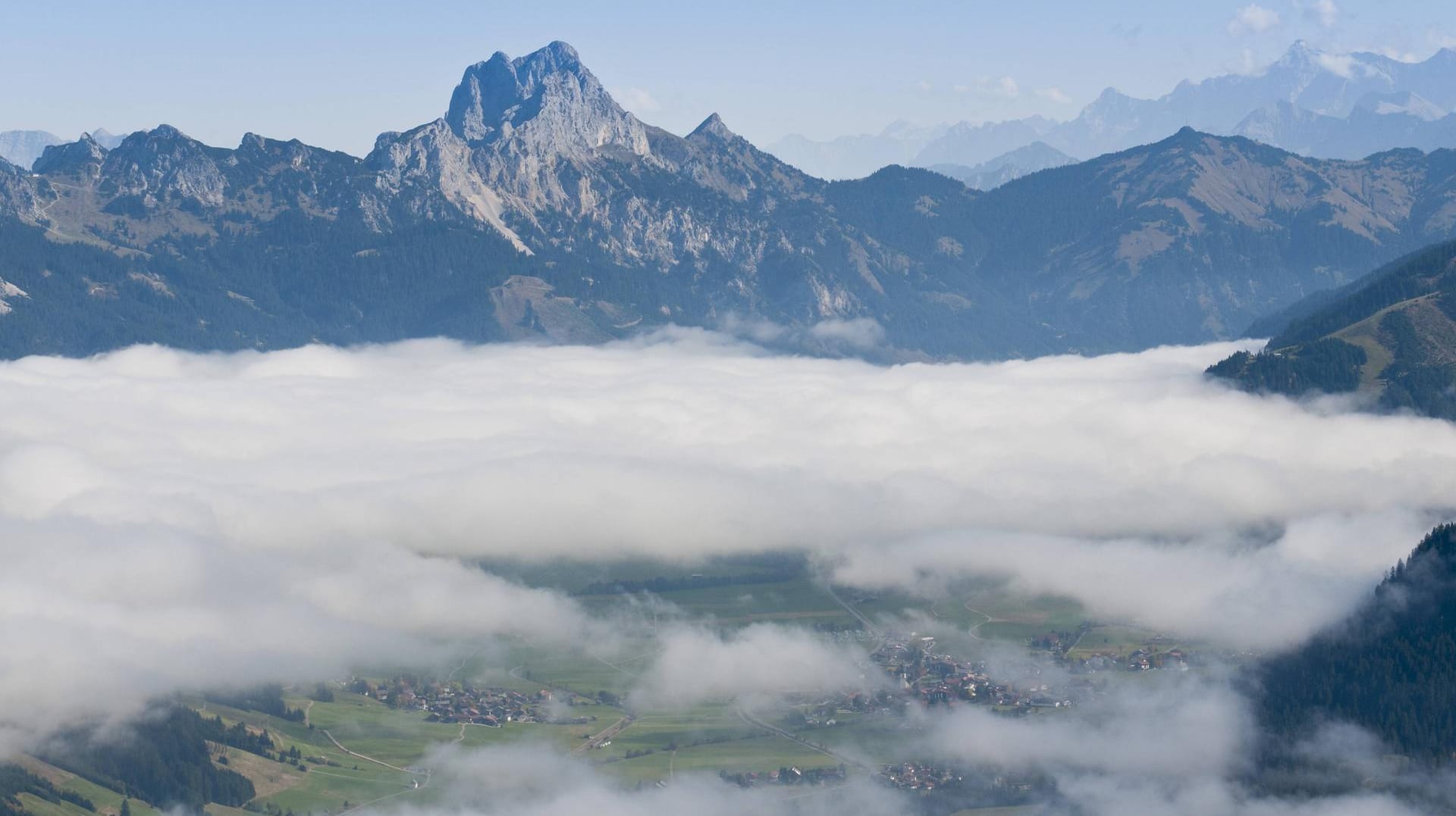 Tannheimer Tal und die Köllenspitze: Die Frau des 67-Jährigen hatte die Einsatzkräfte alarmiert, nachdem ihr Mann nicht von der Tour zurückkehrte. (Symbolbild) Tannheimer Tal und die Köllenspitze: Die Frau des 67-Jährigen hatte die Einsatzkräfte alarmiert, nachdem ihr Mann nicht von der Tour zurückkehrte. (Symbolbild)