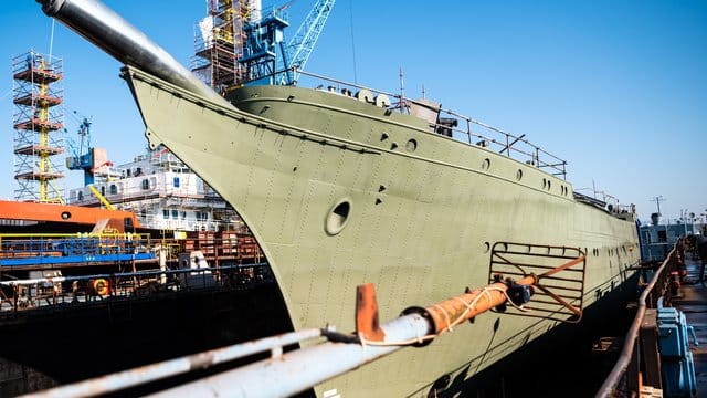 Das Marine-Segelschulschiff "Gorch Fock" in einem Dock der Bredo-Werft.