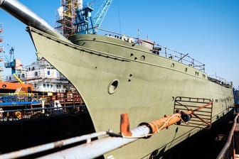 Das Marine-Segelschulschiff "Gorch Fock" in einem Dock der Bredo-Werft.