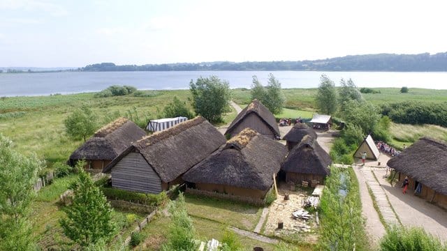 Blick von oben auf das Gelände der Wikingerhäuser von Haithabu.