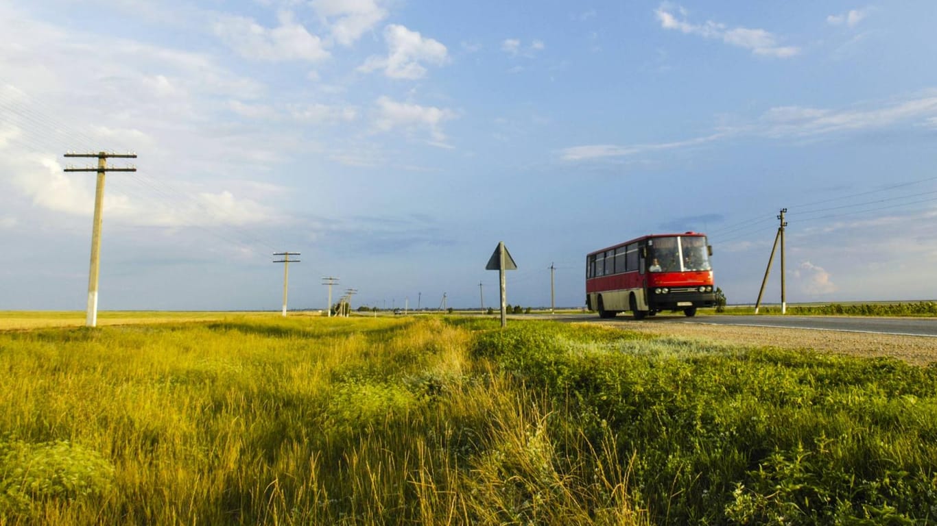 Ein Bus auf einer Landstraße auf der Krim-Halbinsel: Weiterhin gelten Export- und Investitionsverbote für EU-Unternehmen. (Symbolbild)