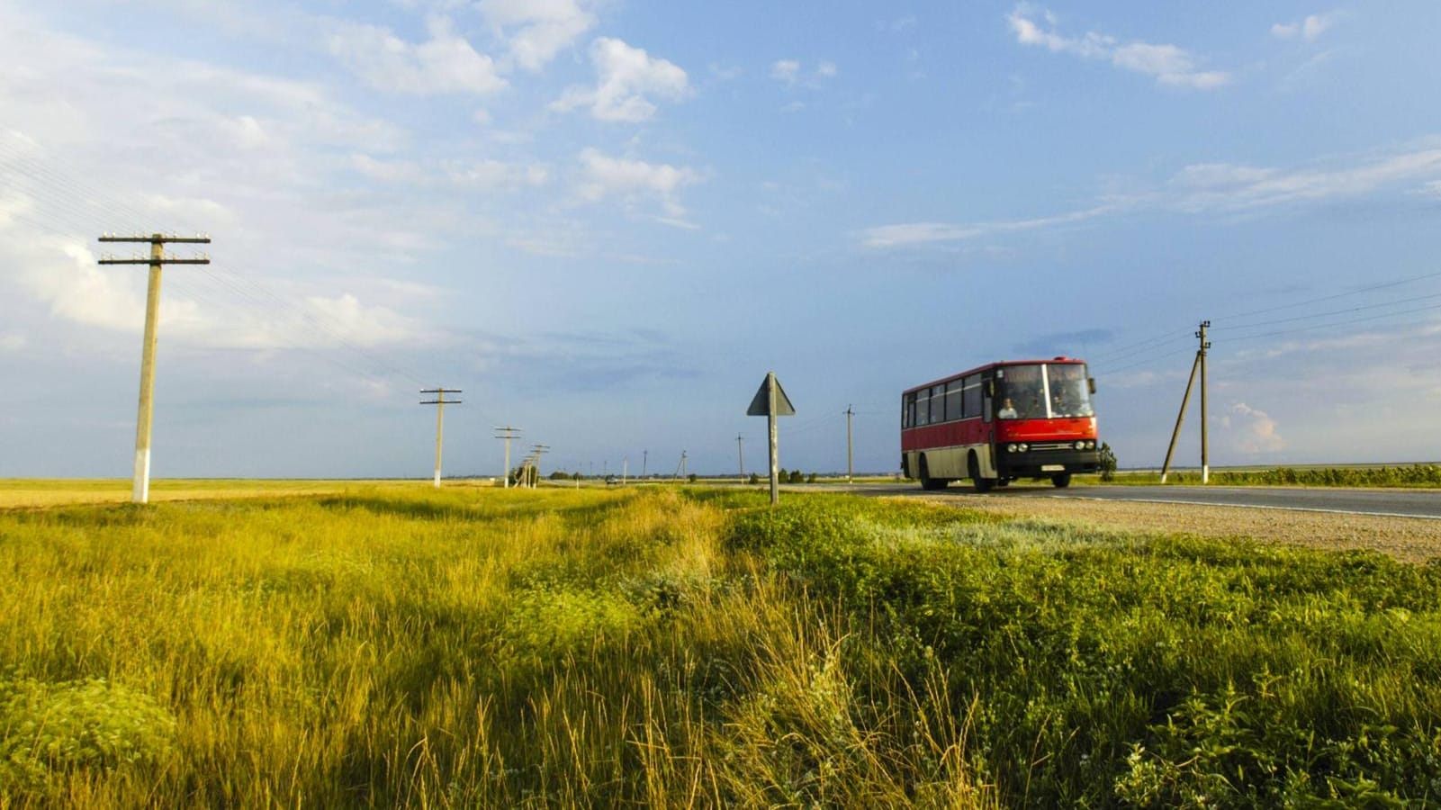 Ein Bus auf einer Landstraße auf der Krim-Halbinsel: Weiterhin gelten Export- und Investitionsverbote für EU-Unternehmen. (Symbolbild) Ein Bus auf einer Landstraße auf der Krim-Halbinsel: Weiterhin gelten Export- und Investitionsverbote für EU-Unternehmen. (Symbolbild)