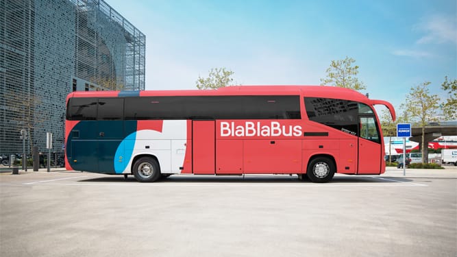 Blablabus: An ihrer roten Farbe sind die Busse zu erkennen.