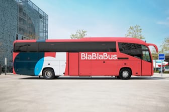 Blablabus: An ihrer roten Farbe sind die Busse zu erkennen.