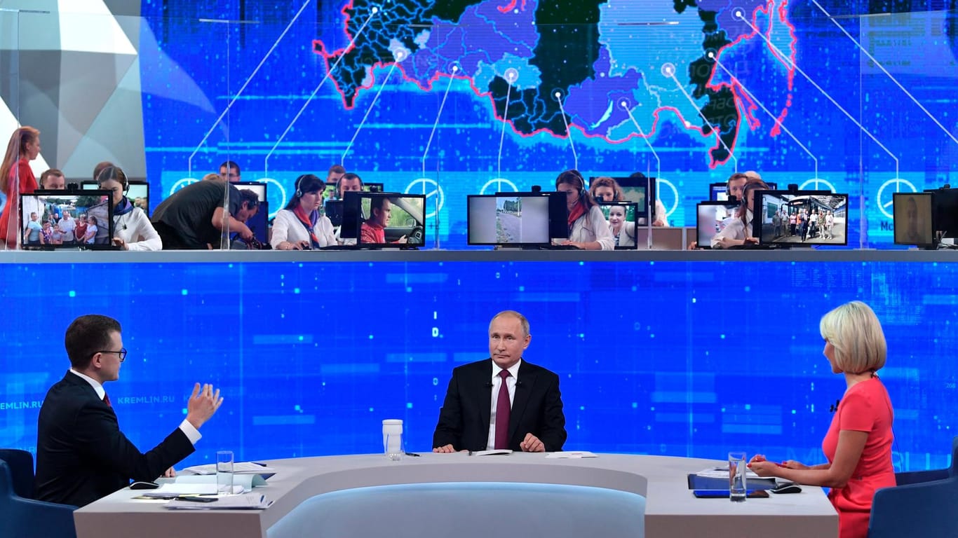 Wladimir Putin in der TV-Show: Russlands Bürger leiden unter geringen Löhnen.