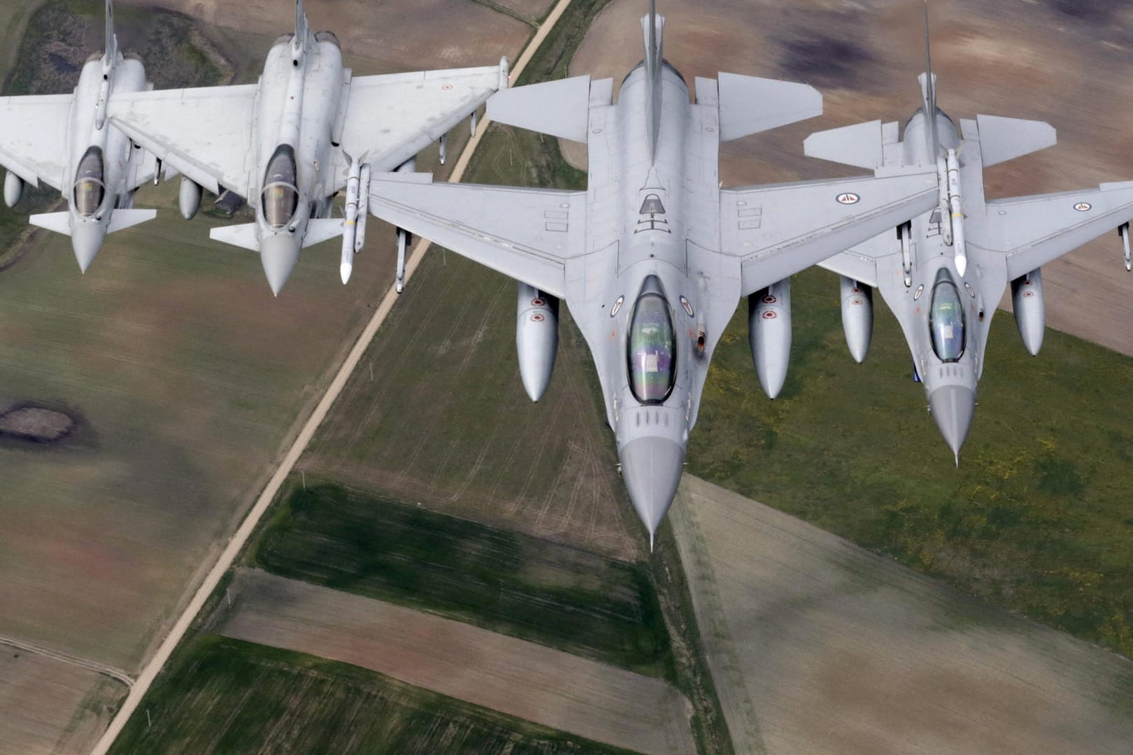 Norwegische Kampfjets über dem Flughafen Siauliai: Einem Urteil zufolge spionierten zwei Männer den Flughafen über Jahre aus.