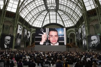 Zahlreiche Porträts erinnern im Grand Palais an Karl Lagerfeld.