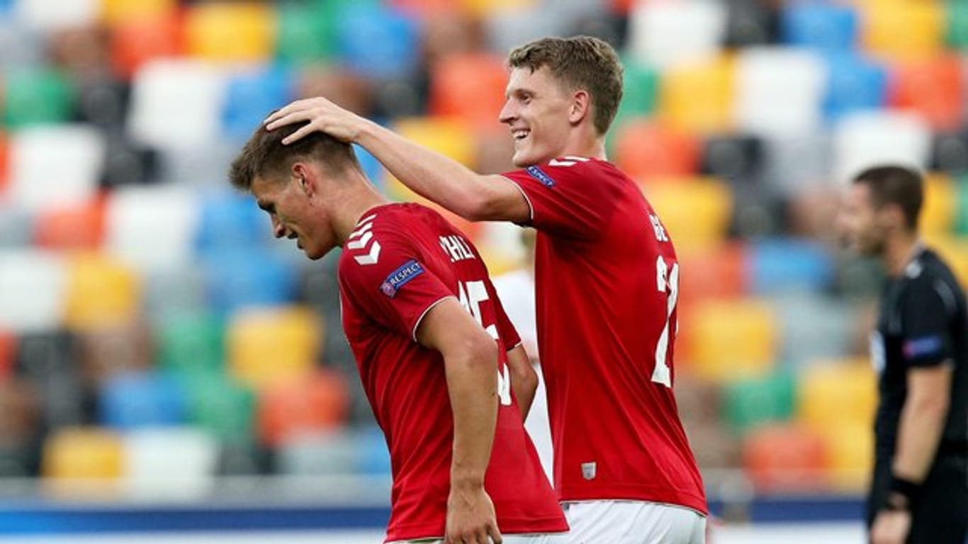 Joakim Maehle (l) und Jens Stage von Dänemark feiern Maehles Treffer gegen Österreich.