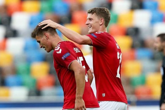 Joakim Maehle (l) und Jens Stage von Dänemark feiern Maehles Treffer gegen Österreich.