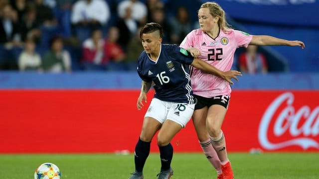 Die Schottin Erin Cuthbert (r) kämpft gegen Lorena Benitez aus Argentinien um den Ball.