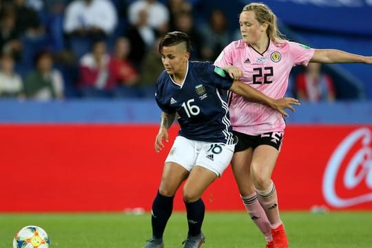 Die Schottin Erin Cuthbert (r) kämpft gegen Lorena Benitez aus Argentinien um den Ball.