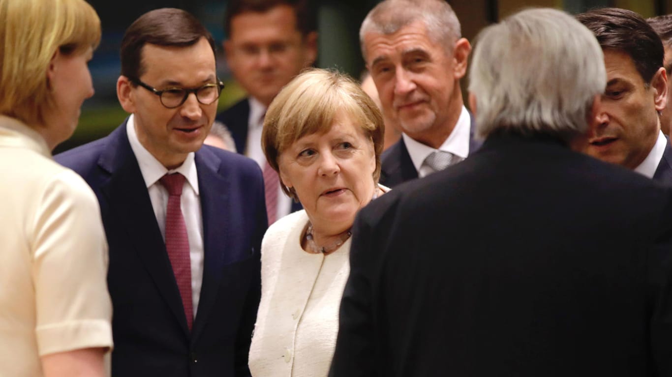 Angela Merkel und Polens Regierungschef Mateusz Morawiecki : Polen blockierte in Brüssel eine Einigung auf eine klimaneutrale Wirtschaft bis 2050.