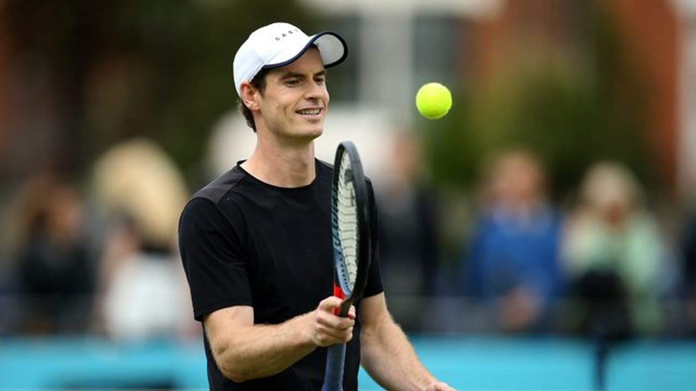 Andy Murray hat beim Doppel in Queens sein Comeback nach der Hüft-OP gefeiert.