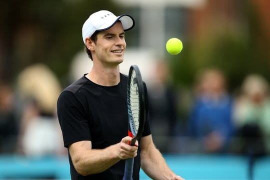 Andy Murray hat beim Doppel in Queens sein Comeback nach der Hüft-OP gefeiert.