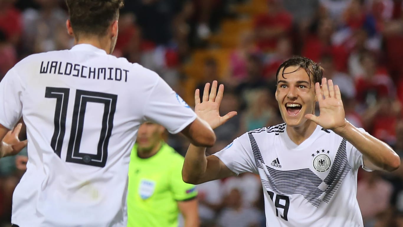 Pure Begeisterung: Florian Neuhaus (r.) freut sich mit Luca Waldschmidt über den ersten von Waldschmidts drei Treffern gegen Serbien.