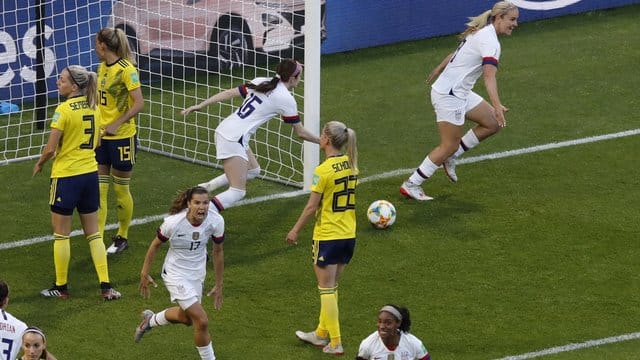 Lindsey Horan aus den USA jubelt, nachdem sie ein Tor gegen Schweden erzielt hat.